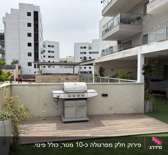מרפסת עם גריל גז, דשא סינתטי וצמחייה